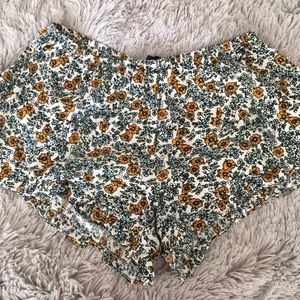 Olivaceous floral patterned shorts